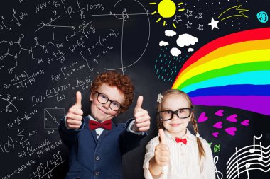 Okulun kara tahta geçmişine karşı mutlu çocuklar. Okula geri dön. 