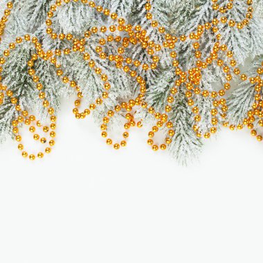 Noel kartı arkaplan sınırı. Karlı kış köknar dallarıyla Xmas kompozisyonu