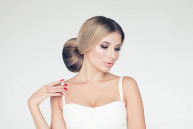 Mükemmel saç stili olan güzel bir manken kadın. 