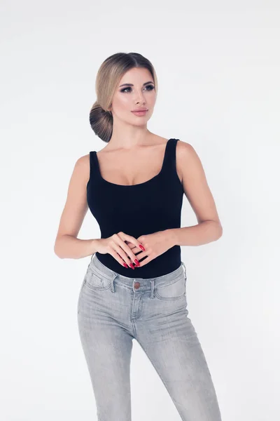 Porträt des Models Frau im schwarzen Hemd gegen Weiß — Stockfoto