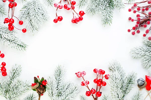 Marco de composición navideña perfecta con bayas de acebo rojo — Foto de Stock