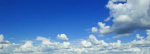 Голубое небо на фоне. Красивый пейзаж с облаками на небе — стоковое фото