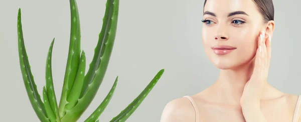 Pretty woman with healthy skin and aloe vera leaves — Stock Photo, Image