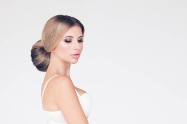 Beyaz arka planda mükemmel sarı saçlı güzel bir manken kız.