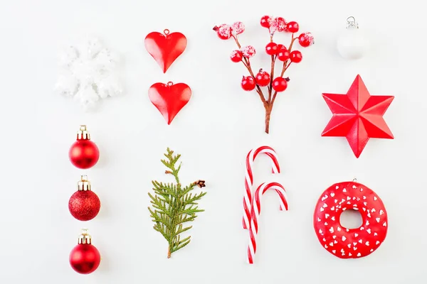 Composição de Natal. Bugigangas vermelhas, estrela, bagas de azevinho — Fotografia de Stock