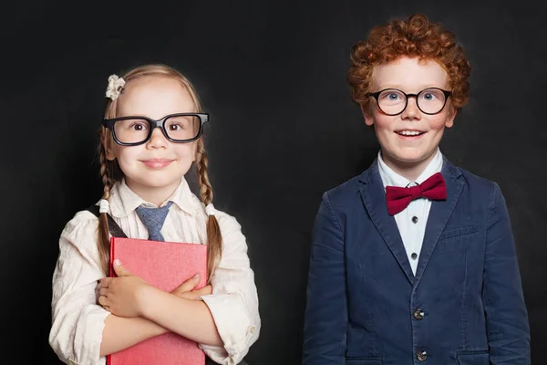 Děti ve školní uniformě, zpátky do školního konceptu — Stock fotografie