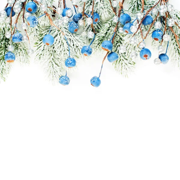Φωτεινή σύνθεση χριστουγεννιάτικης κάρτας με μπλε μούρα και χριστουγεννιάτικο δέντρο — Φωτογραφία Αρχείου