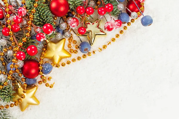 Новорічна композиція з сосновою гілкою, золотими зірками, гірляндою, Холлі — стокове фото