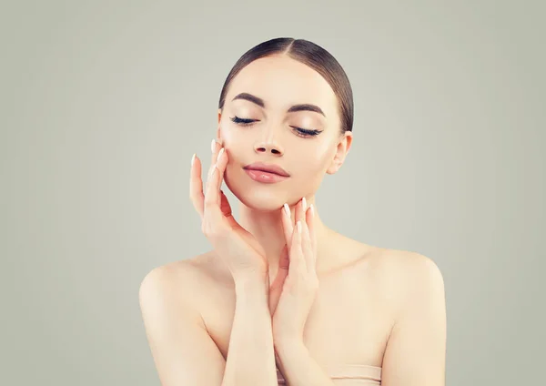 Cara de mulher bonita. Cuidados com a pele, bem-estar e cosmetologia — Fotografia de Stock