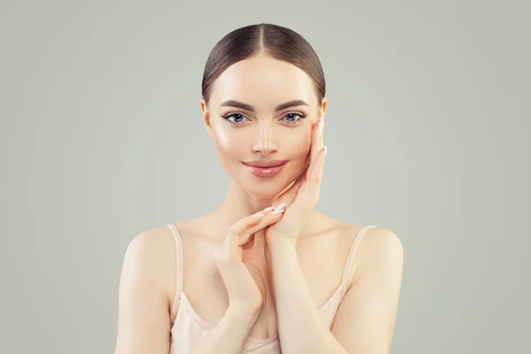 Cara joven. Retrato de mujer hermosa —  Fotos de Stock