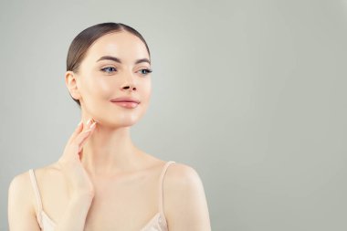 Mükemmel bir genç kadın spa modeli. Açık tenli.. 