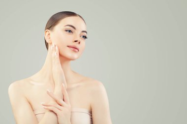 Açık tenli genç bir kadın spa modeli. Cilt bakımı, sağlık 