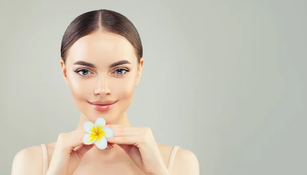 Spa retrato de beleza de mulher jovem com pele clara saudável — Fotografia de Stock