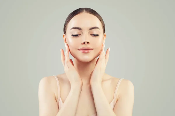 Retrato de mujer hermosa joven. Belleza natural — Foto de Stock