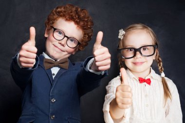 Çocuklar tahtada parmak gösteriyorlar.