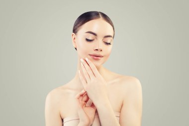 Açık tenli, güzel bir spa modeli kadın. Cilt bakımı