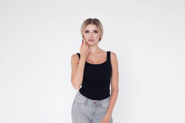 Siyah gömlekli güzel bir kadının moda portresi beyaza karşı.