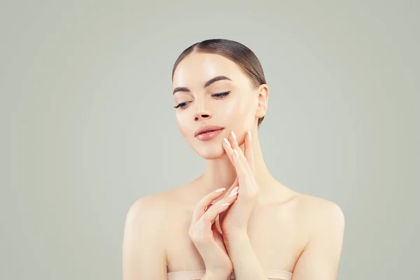 Niedliche junge schöne Gesicht. hübsches Frauenporträt — Stockfoto