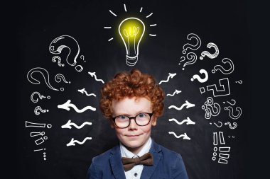 Ampulü olan gülümseyen çocuk öğrenci. 