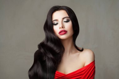 Dalgalı saç stili ve makyajlı güzel model kadın esmer.
