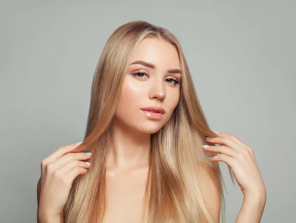 Krásná blondýna žena s dlouhými zdravými blond vlasy — Stock fotografie