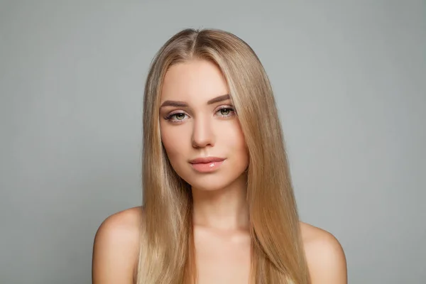 Krásná blondýna modelka žena s dlouhými zdravými blond vlasy — Stock fotografie