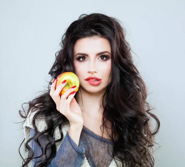 Bruna modello donna con mela frutta — Foto Stock