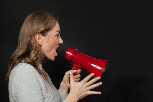 Kobieta Krzyczy Megafonem Dziewczyna Trzyma Czerwony Bullhorn Głośnik Czarny — Zdjęcie stockowe