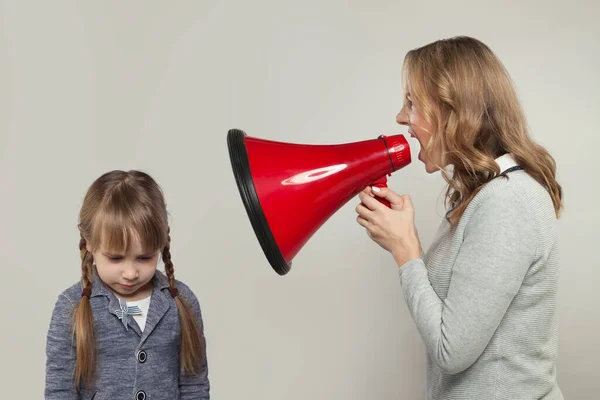 虐待儿童的概念 父母虐待孩子 母亲用扩音器对悲伤的女儿大喊大叫 — 图库照片