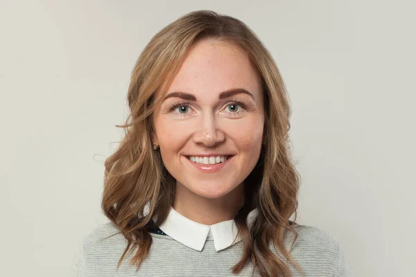 Mujer Bonita Sonriendo Sobre Fondo Blanco Retrato — Foto de Stock