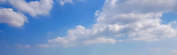 Голубое Небо Фоне Красивый Пейзаж Облаками Оранжевым Солнцем Небе — стоковое фото