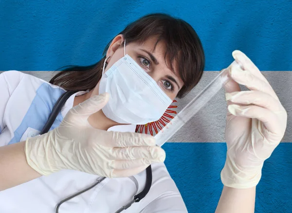 アルゼンチン国旗に対する試験管ウイルスを持つ科学者の女性 アルゼンチンにおけるパンデミックの予防のための実験室でのウイルスの研究 — ストック写真