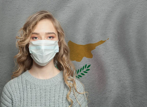 Kıbrıs bayrağıyla yüz maskesi takan genç bir kadın. Grip salgını ve virüs koruma kavramı