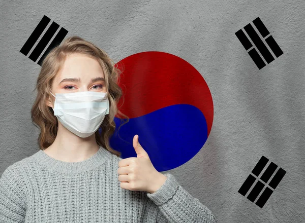 Szczęśliwa Kobieta Masce Trzymająca Kciuk Tle Flagi Korei Koncepcja Epidemii — Zdjęcie stockowe