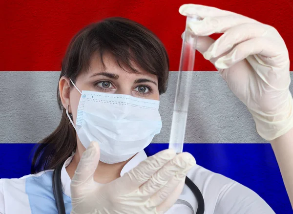 Mujer Científica Con Sonda Ensayo Coronavirus Covid Contra Bandera Holanda —  Fotos de Stock