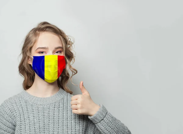 Mulher Feliz Máscara Facial Segurando Polegar Com Fundo Bandeira Nacional — Fotografia de Stock