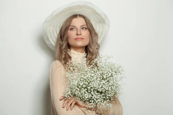 Perfetta Signora Cappello Bianco Con Fiori Ritratto — Foto Stock