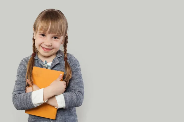Ευτυχισμένο Κορίτσι Σχολική Στολή Ρούχα Βιβλίο Λευκό Φόντο Επιστροφή Στο — Φωτογραφία Αρχείου