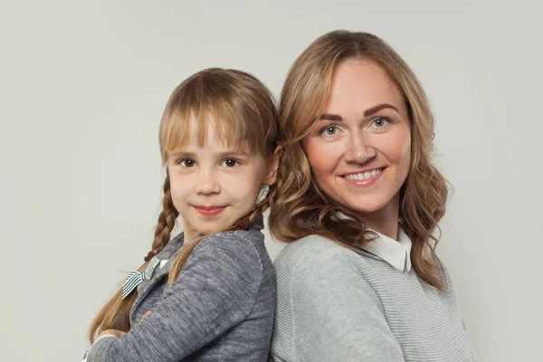 Feliz Madre Hijo Sonriendo Retrato Cerca Familia Feliz — Foto de Stock