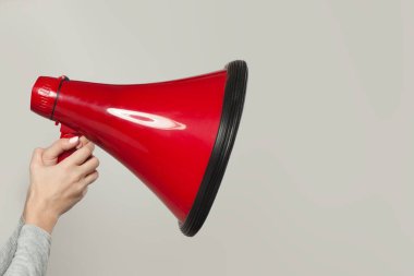 Beyaz üzerine kırmızı hoparlör megafonu.