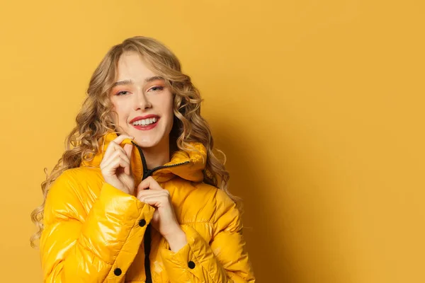 Junge Lächelnde Frau Winterjacke Auf Leuchtend Gelbem Hintergrund Porträt Aus — Stockfoto