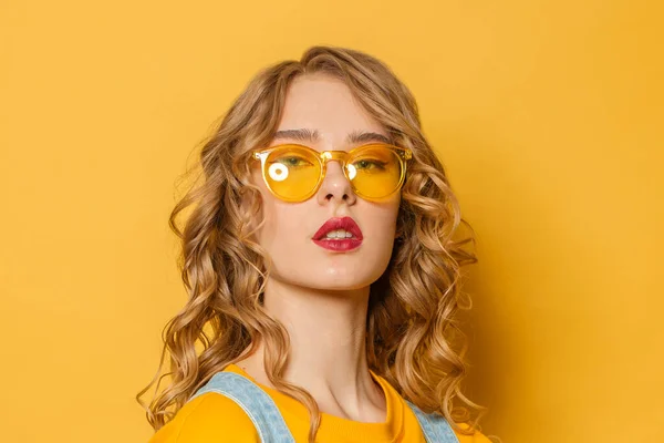 Moda Mulher Modelo Com Cabelo Encaracolado Loiro Fundo Amarelo Brilhante — Fotografia de Stock