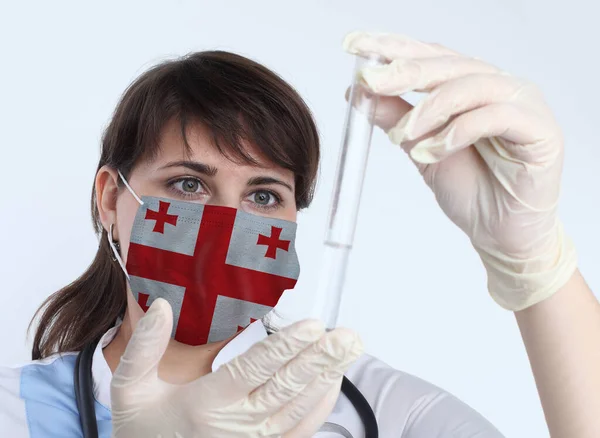 Mujer Científica Máscara Con Bandera Georgia Investigación Virus Laboratorio Para —  Fotos de Stock