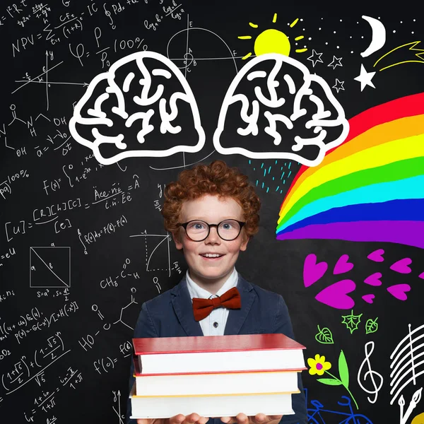 Χαριτωμένο Νεαρό Αγόρι Κρατώντας Βιβλία Στο Σχολικό Υπόβαθρο — Φωτογραφία Αρχείου