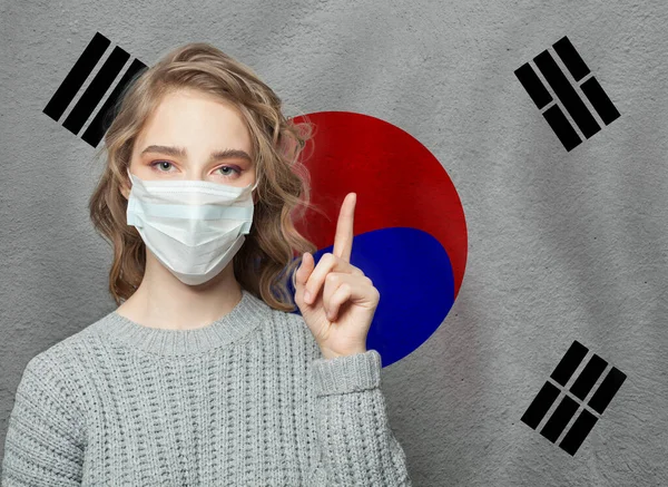 Maskeli Kadın Kore Bayrağı Geçmişine Bakıyor Grip Salgını Virüs Koruma — Stok fotoğraf