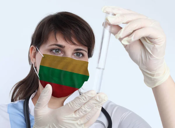 Mujer Científica Máscara Con Bandera Lituania Investigación Virus Laboratorio Para —  Fotos de Stock