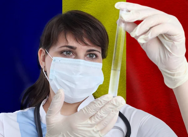 Mujer Científica Con Sonda Ensayo Coronavirus Covid Contra Bandera Rumania —  Fotos de Stock