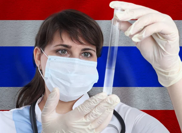 Mujer Científica Con Sonda Ensayo Coronavirus Covid Contra Bandera Tailandia —  Fotos de Stock