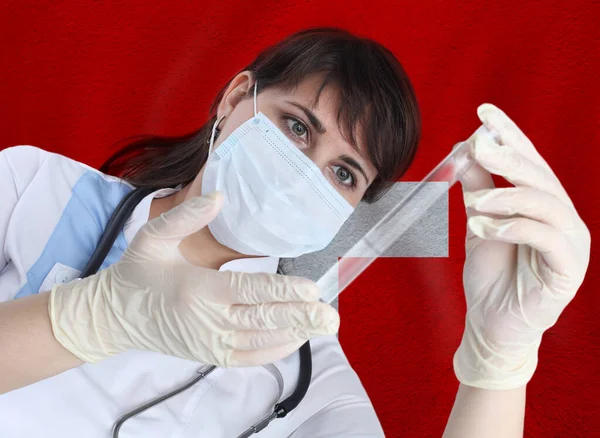 Mujer Científica Con Sonda Ensayo Coronavirus Covid Contra Bandera Suiza —  Fotos de Stock