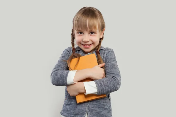 Criança Menina Sorrindo Abraçando Livro Branco — Fotografia de Stock